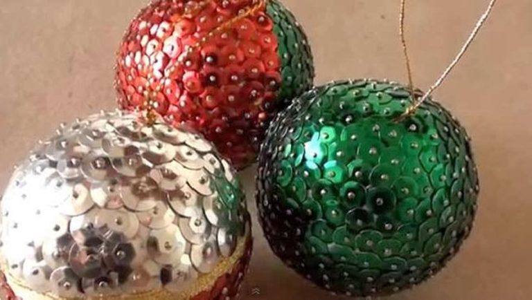 Cómo decorar las bolas de Navidad de poliespan