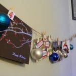 Decorar con esferas navideñas y tarjetas 2