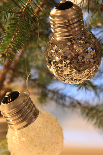 reciclar bombillas para decorar en Navidad