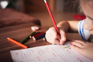 niña escribiendo un poema en Navidad