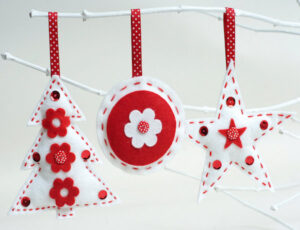 adornos navideños en fieltro en blanco y rojo